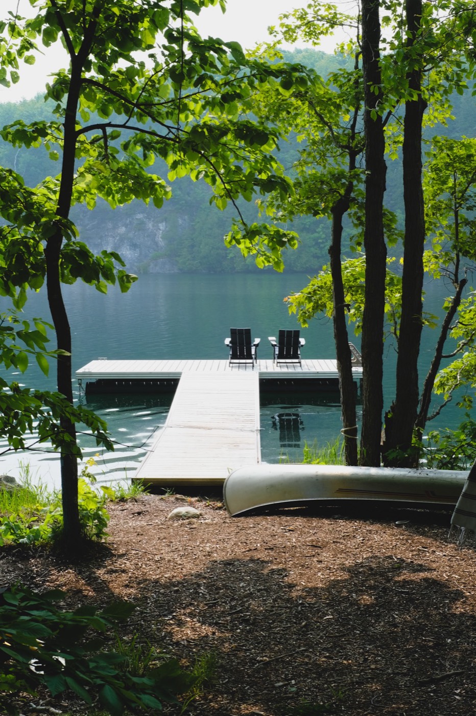 Black Oak Lodge open concept living room with vaulted ceilings